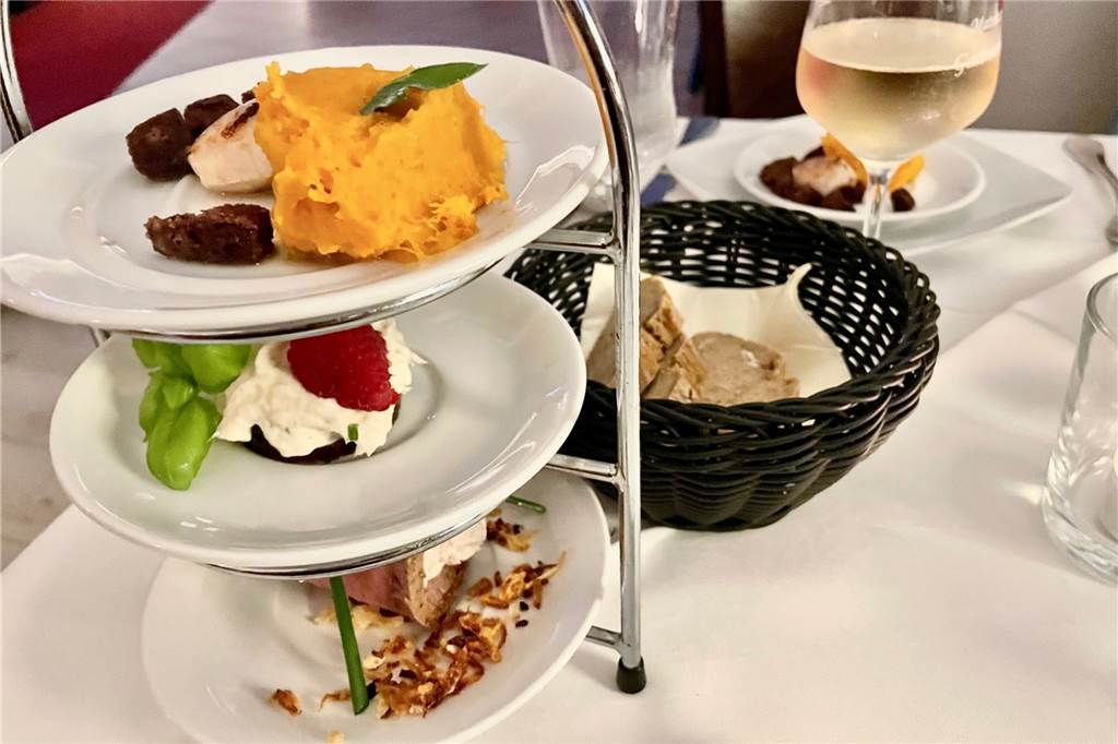Restaurant Matenaar: Wenn die Knusper-Blutwurst sich an die Jakobsmuschel schmiegt Die Vorspeisen werden mit einer Etagere an den Tisch gebracht. Einmal warm und zweimal kalt.