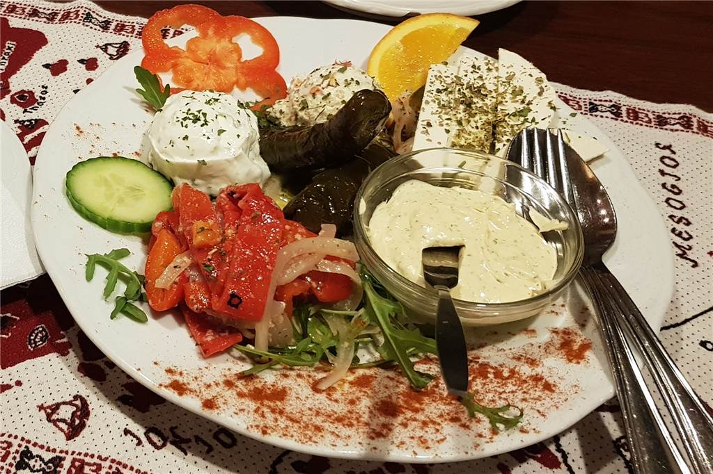 Taverna Zeus: Gute griechische Küche, stimmiges Ambiente und ein kleiner Schönheitsfehler Die Vorspeisenpaltte war köstlich und in der Menge für zwei Personen völlig ausreichend.