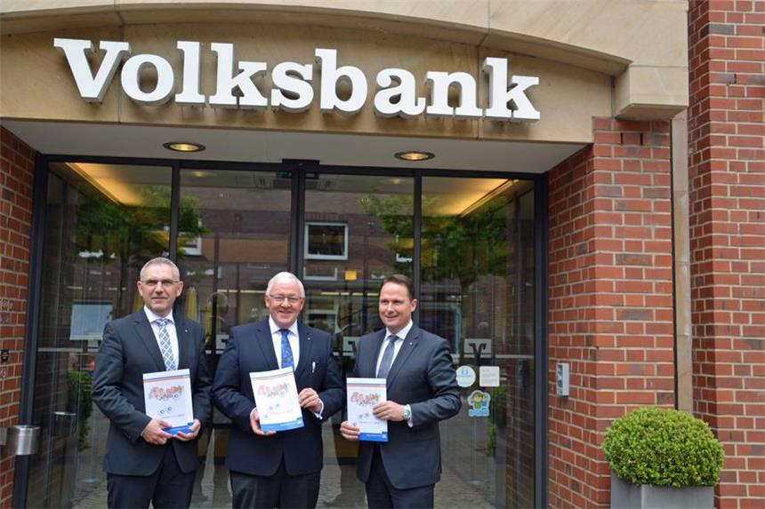 Volksbank Olfen: Vorstand ist mit Bilanz zufrieden Die Vorstände Berthold Stegemann (v.l.), Walter Hattebuer und Marcus W. Leiendecker stellten die Jahresbilanz vor. Bald besteht der Vorstand dann nur noch aus zwei Personen: Walter Hattebuer geht zum 1. Juni in den Ruhestand.