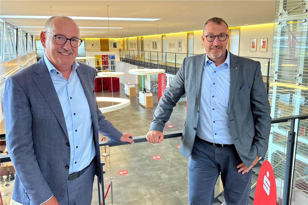 Höhere Zinsen aufs Ersparte: „Gefragt ist jetzt eine ruhige Hand“ Die Vorstände der Sparkasse UnnaKamen, Klaus Moßmeier (l.) und Frank Röhr, beraten gemeinsam mit ihren Mitarbeiterinnen und Mitarbeitern rund 80.000 Kunden.