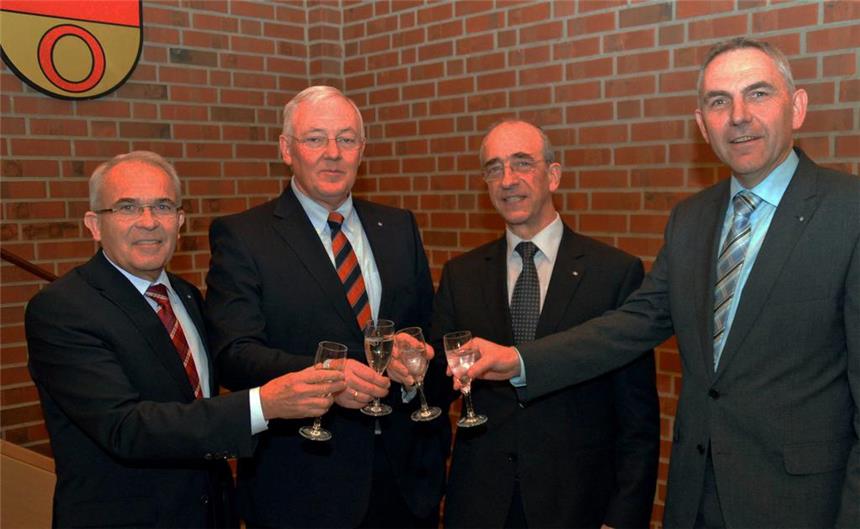 Fusion der Volksbanken ist abgesegnet Die Vorstände (v.l.) Hans-Hinrich Gerken, Walter Hattebuer, Paul Beine und Berthold Stegemann stoßen auf die gemeinsame Zukunft an.