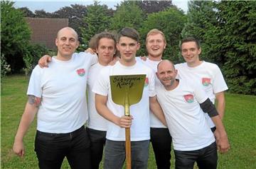Die Vorstandsmitglieder Thomas Heiermann und Jan-Felix Draeger-Gillessen gratulierten dem neuen König Kevin Hörning ebenso wie der letztjährige König Lukas Maile und die Vorstandsmitglieder Guido Nuyken und Jens Hindricksen (v.l.).