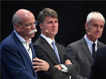 Die Vorstandsvorsitzenden Dieter Zetsche, Harald Krüger und Matthias Müller in München. Foto: Andreas Gebert
