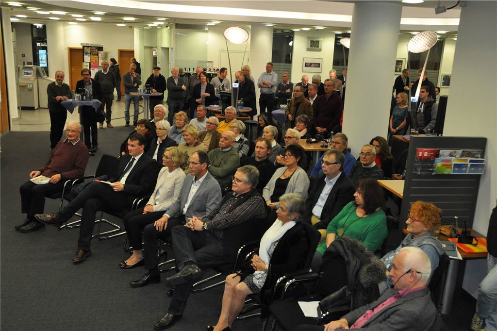 Die Vorstellung des Heimatkalenders 2019 im Foyer der Vereinten Volksbank am Südwall fand großes Interesse.