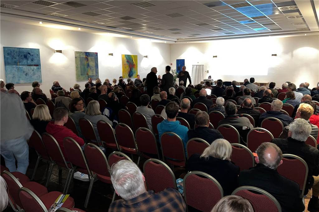 Verkehrskonzept Schermbeck: Anpacken oder Lippenbekenntnisse? Viele Menschen sitzen im großen Saal des Ramirez.