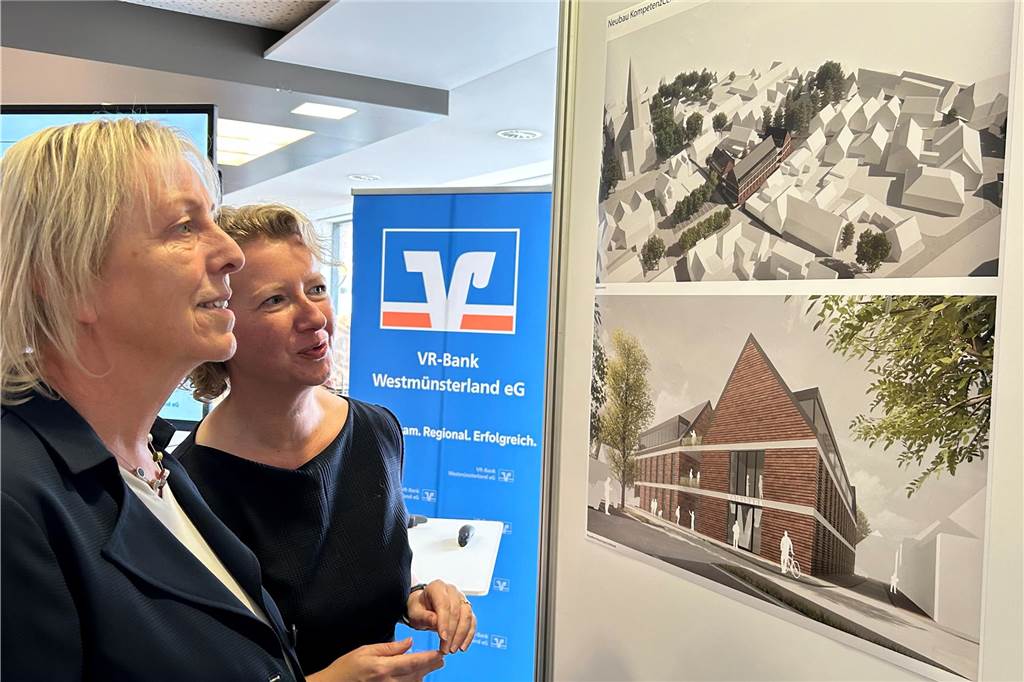 Architektenwettbewerb der VR-Bank: Klotz weicht modernen Baukörpern Zwei Bankmitarbeiterinnen betrachten den Siegerentwurf.