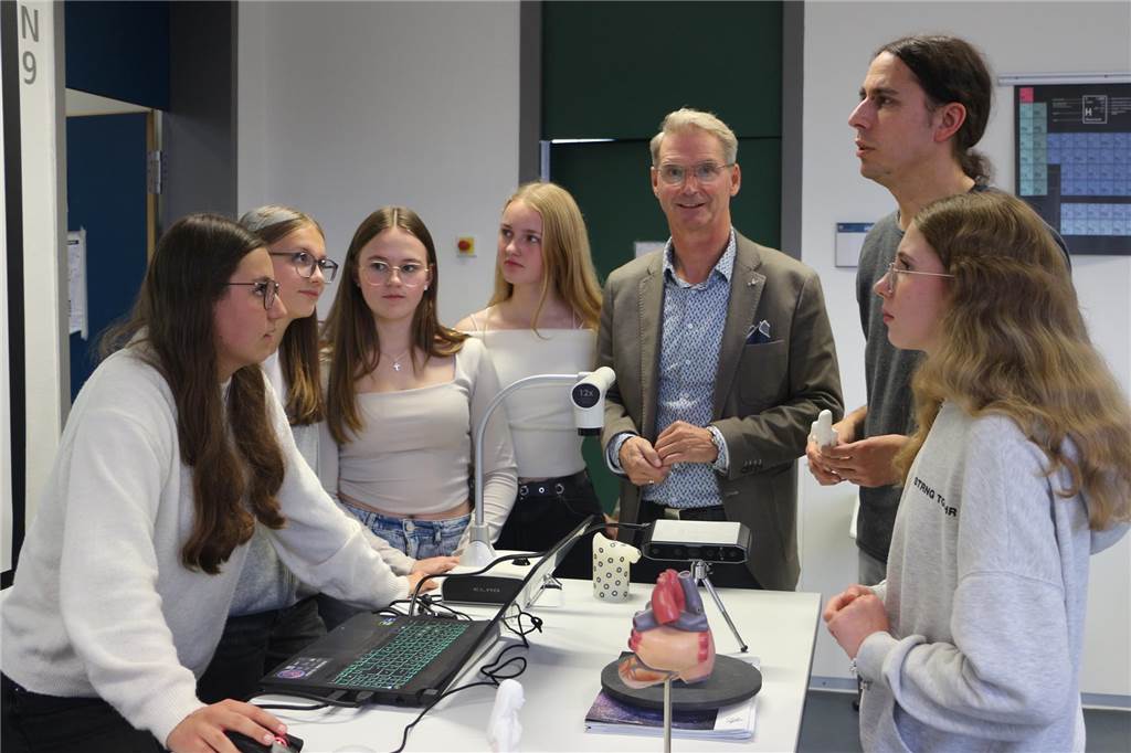 3D-Scanner an der Herta: Klara und Lina „klonen“ sich selbst eine Gruppe steht am Pult