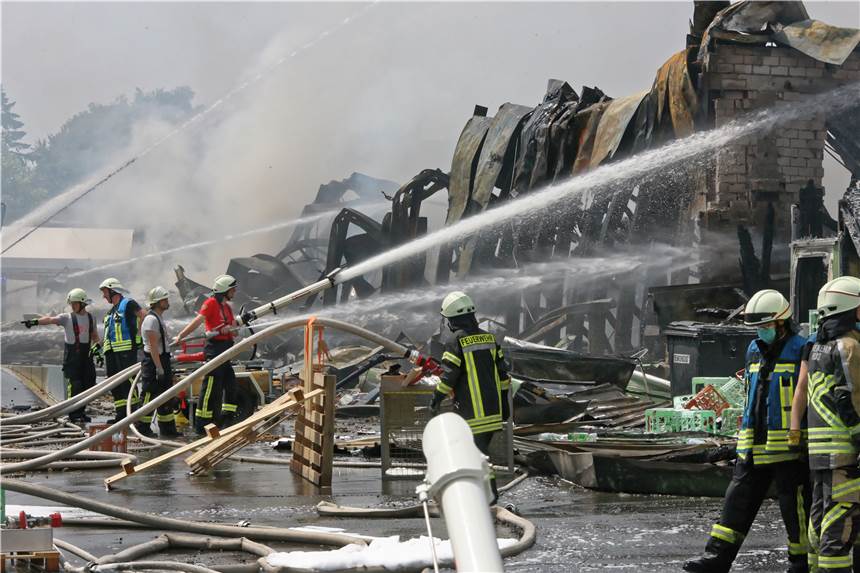 Gastronomen laden Feuerwehr, DRK und THW nach Großbrand zum Konzert ein Die Vredener Feuerwehr war bei dem Großbrand insgesamt 40 Stunden lang im Einsatz.