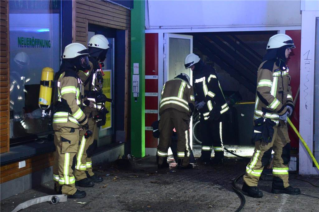 Brand in Vredener Innenstadt: Bewohner wird mit Fluchthaube gerettet Die Vredener Feuerwehrleute gingen durch Atemschutzgeräte geschützt gegen das Feuer in einem Hinterhof in der Innenstadt vor.