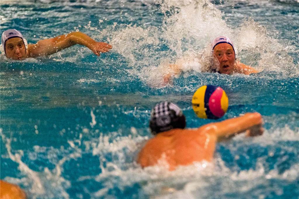 Vredener Sportler zieht es zurück ins Becken, Ahauser zurückhaltend Die Vredener Wasserballer müssen im Training mehrere Regeln einhalten. Eins-gegen-Eins-Situationen sind zum Beispiel nicht möglich.