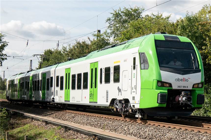 Die VRR-Züge sind in einheiltlich grün-weißem bzw. grün-grauen Look unterwegs.