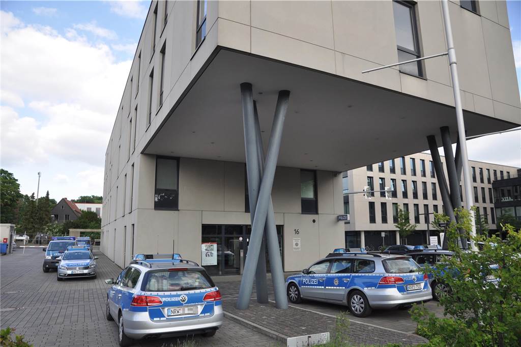 Polizeiwache in Lünen wird saniert: Besucher werden auf dem Parkplatz empfangen Die Wache der Lüner Polizei an der Merschstraße wird saniert.