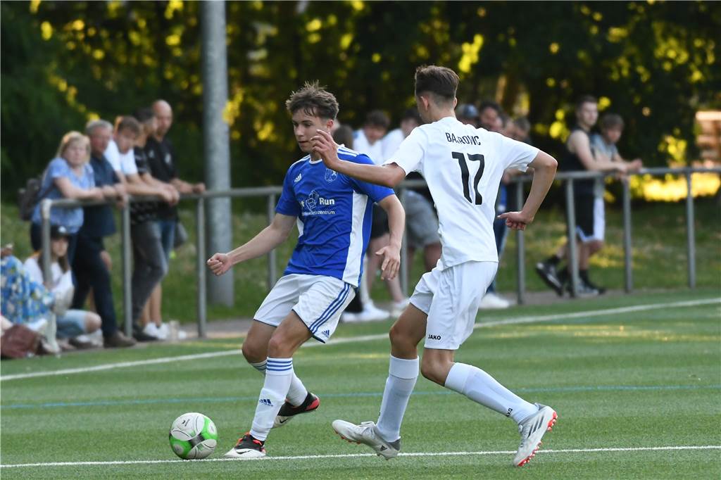 Zehn U19-Spieler und die Trainer verabschieden sich mit dem Bezirksliga-Aufstieg von Wacker Die Wacker-Junioren waren das überlegene Team gegen Letmathe.