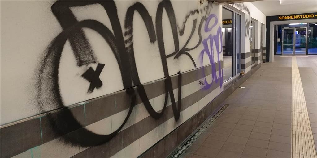 Schmierereien am Bahnhof Preußen – Reinigung „zeitintensiv und mühsam“ Die Wände der Bahnhofshalle in Preußen waren am Sonntag (29. Mai) massiv mit Graffiti beschmiert.