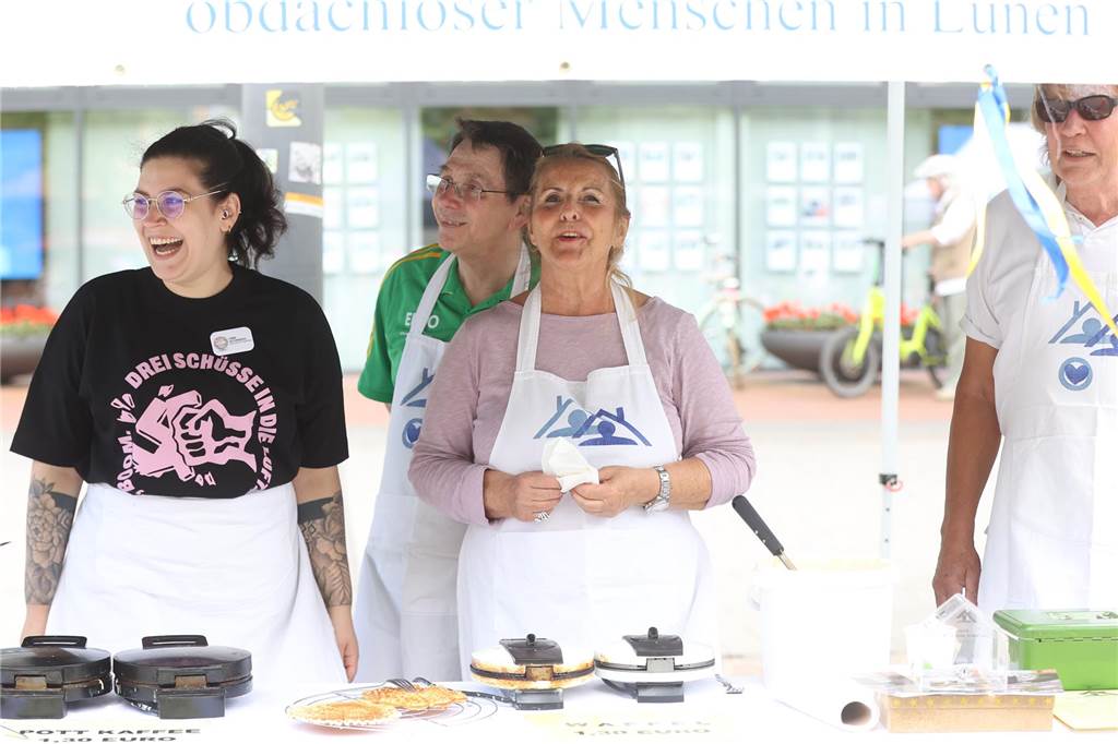 Buntes Kulturfest lockt zahlreiche Besucher auf den Lüner Marktplatz Die Waffeln wurden für den guten Zweck verkauft.