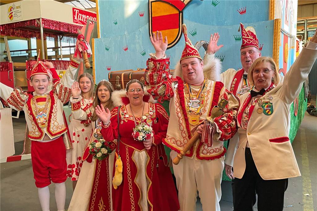 Narren sind im Endspurt für den Rosenmontagszug Die Wagen sind fast fertig, die Vorfreude auf Rosenmontag ist groß.