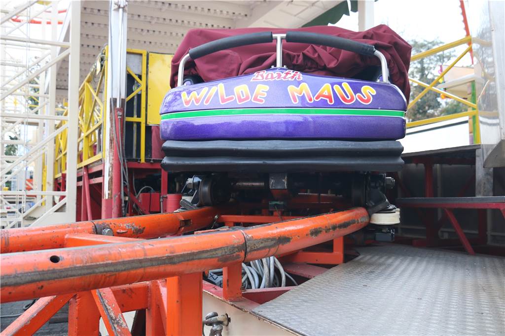 Simjü-Karussell: So entsteht die Achterbahn Wilde Maus, das größte Fahrgeschäft der Kirmes Die Wagen stehen schon auf den Schienen vor dem Kassenhäuschen.