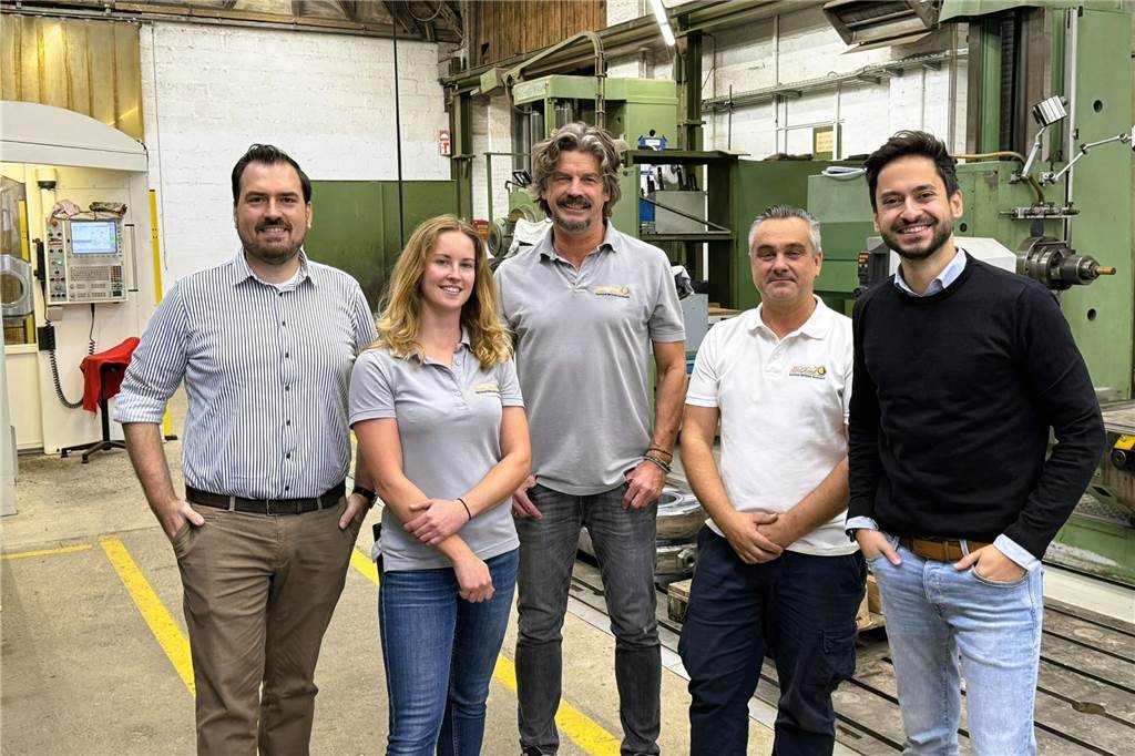 Digitalisierung clever gelöst: Das Start-up SIMPL hilft dem Maschinenbau Alexander Kreyenborg und Can Azkan mit Mitarbeitern der "Wagner Eschweiler GmbH".