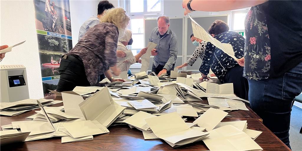 Landtagswahl in Haltern: CDU und Grüne sehen klaren Regierungsauftrag Die Wahlurne im Alten Rathaus wird geöffnet und die Stimmen werden ausgezählt.