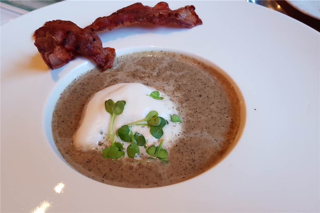 Von wegen „Schnitzelküche“: Burghof Schnell-Niewöhner überrascht mit kreativen Gerichten Die Waldpilzcremesuppe ist perfekt abgeschmeckt und wird mit zwei Bacon-Streifen serviert.