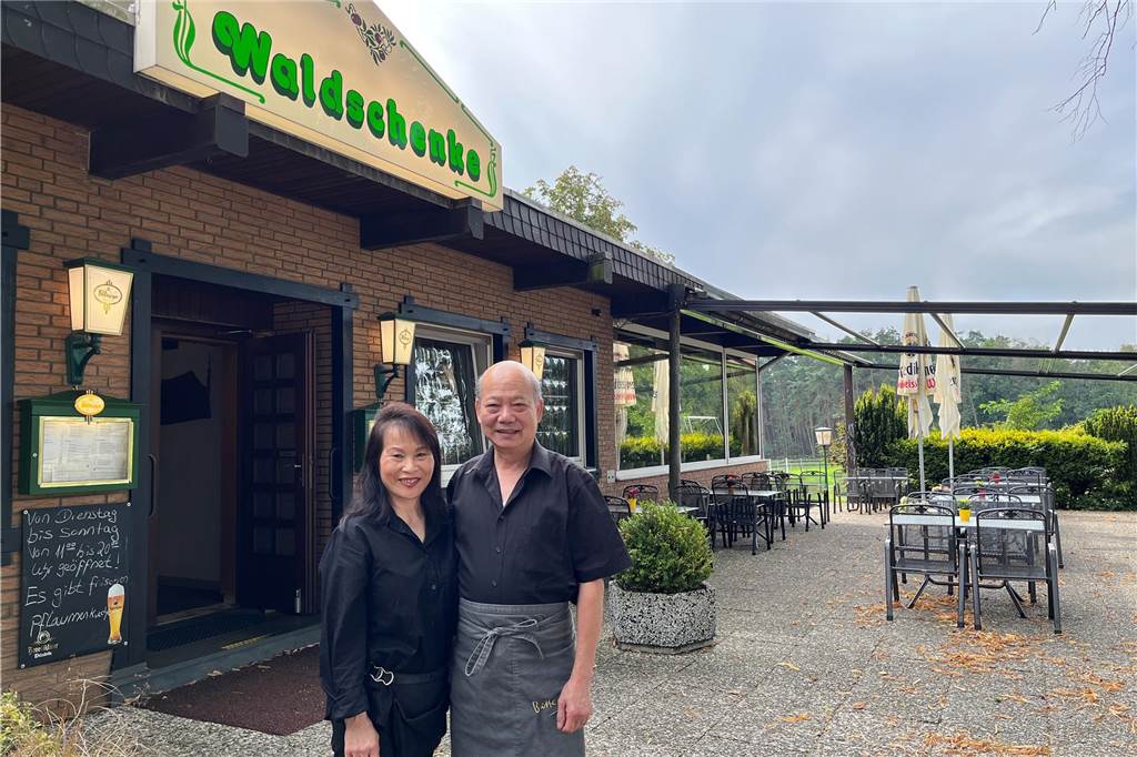 Nostalgie und chinesische Küche: Waldschenke ist Halterns verstecktestes Lokal Das Ehepaar Tou vor dem Restaurant Waldschenke