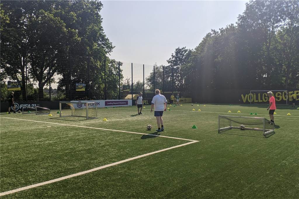 Die Walking-Football-Spieler des SuS Merklinde beim Probetraining auf dem Gelände von Borussia Dortmund.