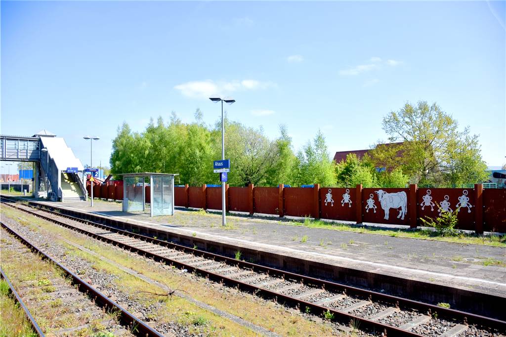 Sandkuhle bekommt Recht: OVG nimmt Ahauser Bebauungsplan auseinander Die Wand aus Corten-Stahl hatte Bernhard Sandkuhle vor einigen Jahren aufgestellt – samt satirischer Anspielungen auf die Lokalpolitik. Sie wird bis auf weiteres die einzige Trennung zwischen Bahnhof, Parallelstraße und den Gewerbeflächen bleiben.