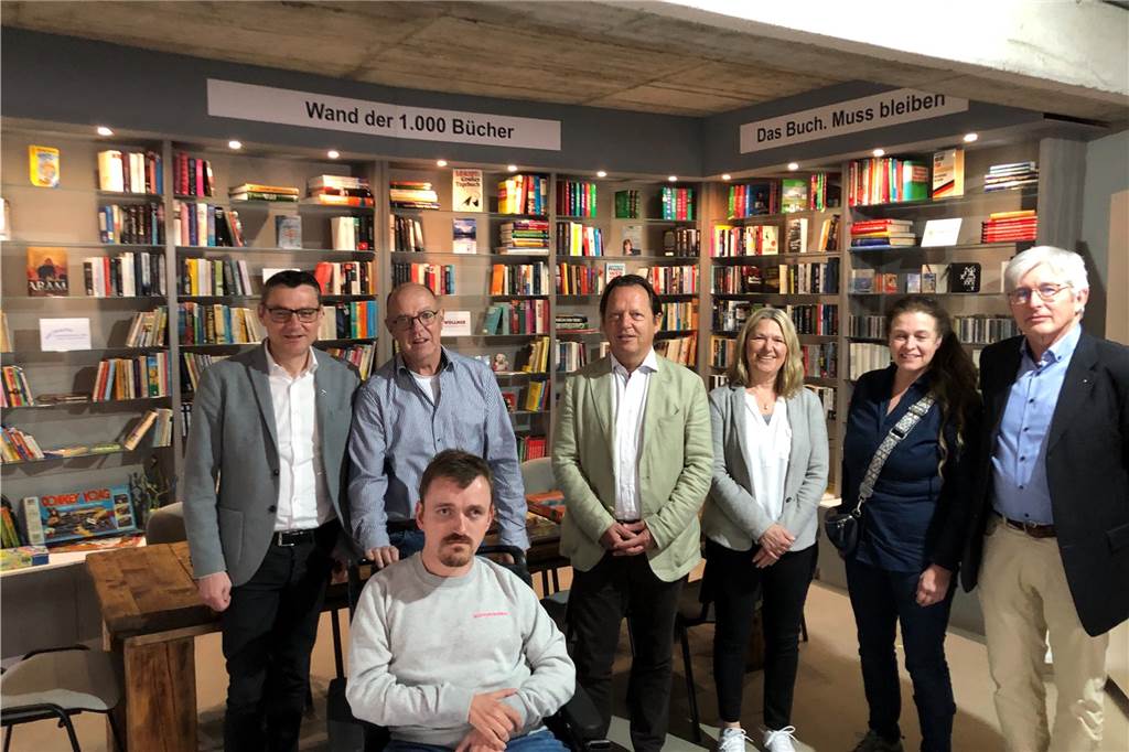 Wand der 1000 Bücher: Stefan Frechen legt Grundstock für Begegnungsprojekt Vor der Wand der 1000 Bücher (von links): Bürgermeister Berthold Dittmann, Mathias Redders, Stefan Frechen (vorne), Dr. Egbert Böing, Sigrun Plogmann, Karin Wesseler und Wilfried Robers.