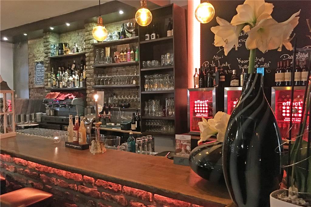 Eine kulinarische Auszeit im Herzen Stadtlohns: Hochwertige Küche und coole Atmosphäre Die Wand hinter der Bar ist gemauert, von der Decke hängen Glühbirnen im Industrial Style.