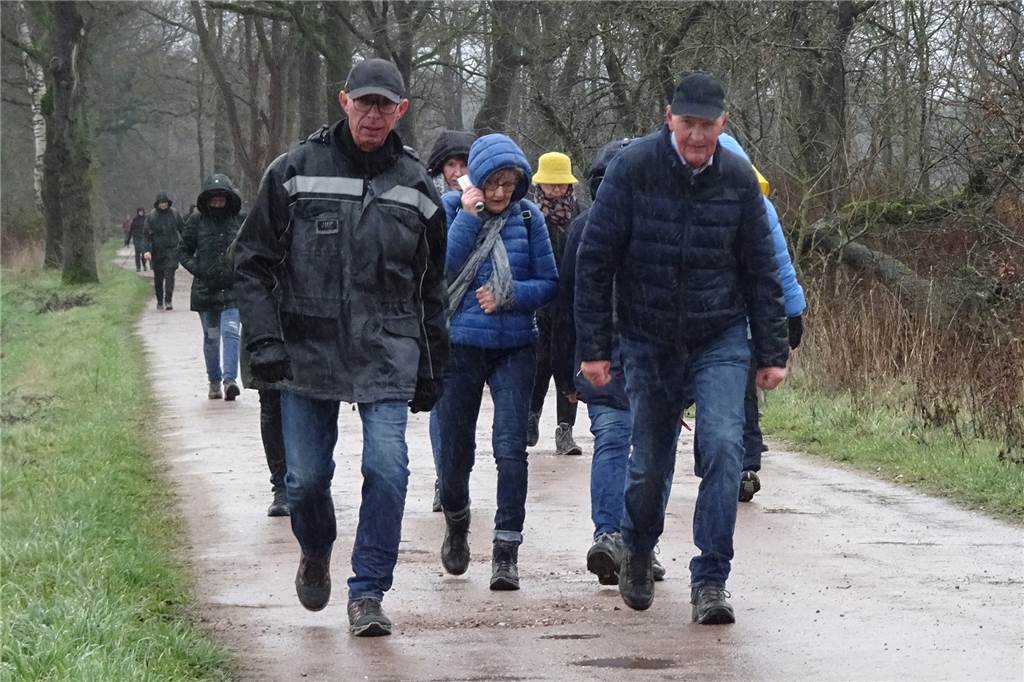 Wetterfeste Wanderer: Grenzlandwanderung mobilisiert über 650 Menschen Die Wanderer dies- und jenseits der Grenze trotzten den anfänglich regnerischen Bedingungen.