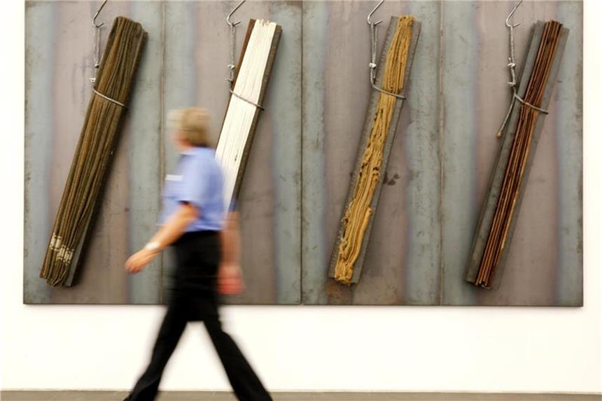 Die Wandinstallation „Stahl, Filz und Leinen“ (1999) von Jannis Kounellis im Duisburger Museum Küppersmühle. Foto: Roland Weihrauch