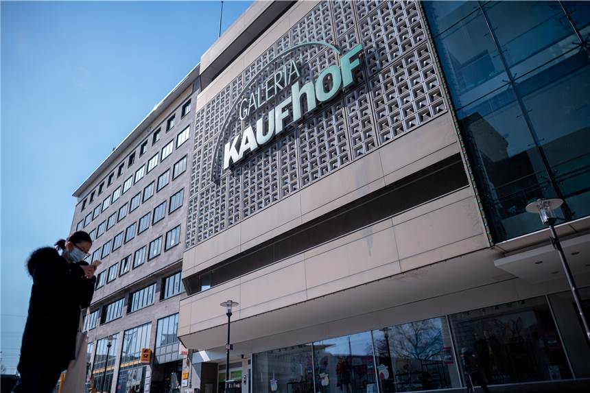 Droht bei Galeria Karstadt Kaufhof ein massiver Stellenabbau? Die Warenhauskette Galeria Karstadt Kaufhof denkt einem Mitarbeiterbrief zufolge über Filialschließungen nach.