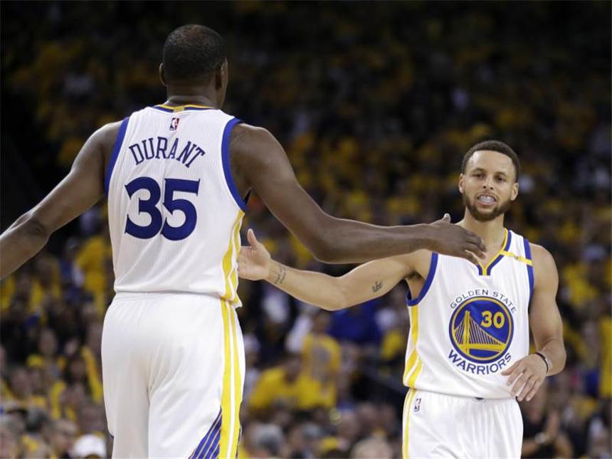 Zweiter Sieg für Golden State Warriors gegen Utah Die Warriors-Topscorer Kevin Durant (l) und Stephen Curry klatschen sich ab. Foto: Marcio Jose Sanchez