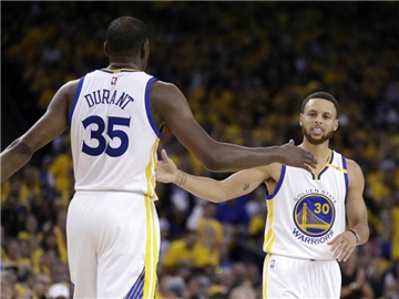 Die Warriors-Topscorer Kevin Durant (l) und Stephen Curry klatschen sich ab. Foto: Marcio Jose Sanchez