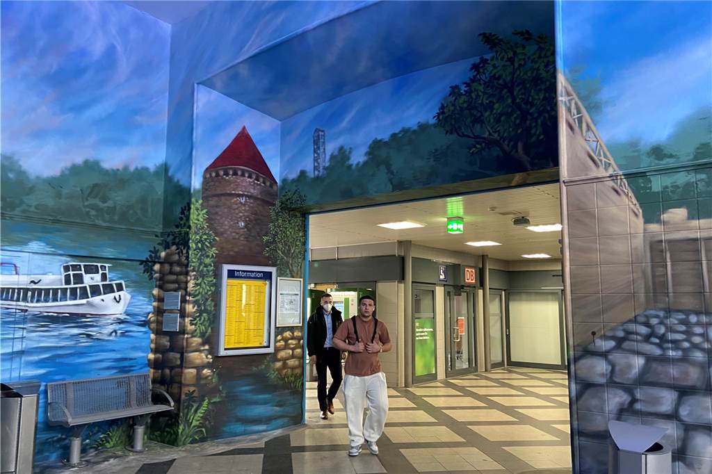 Nach Rauswurf mit Polizeieinsatz: Bahn entschuldigt sich für Ärger in Haltern Die Wartehalle des Halterner Bahnhofs wurde von Graffiti-Künstlern gestaltet. Damit kein unbeobachteter Vandalismus stattfinden kann, wird das Bahnhofsgebäude abends um 20 Uhr abgeschlossen. Ärger ist vorprogrammiert.
