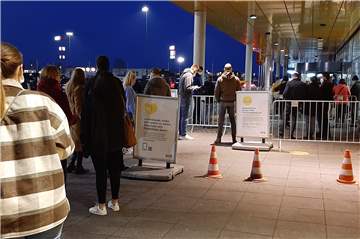 Die Warteschlange bei Ikea erscheint lang – wer zum gebuchten Zeitpunkt erscheint, wird aber sofort eingelassen und kann jene Wartende, die zu früh da sind, passieren.