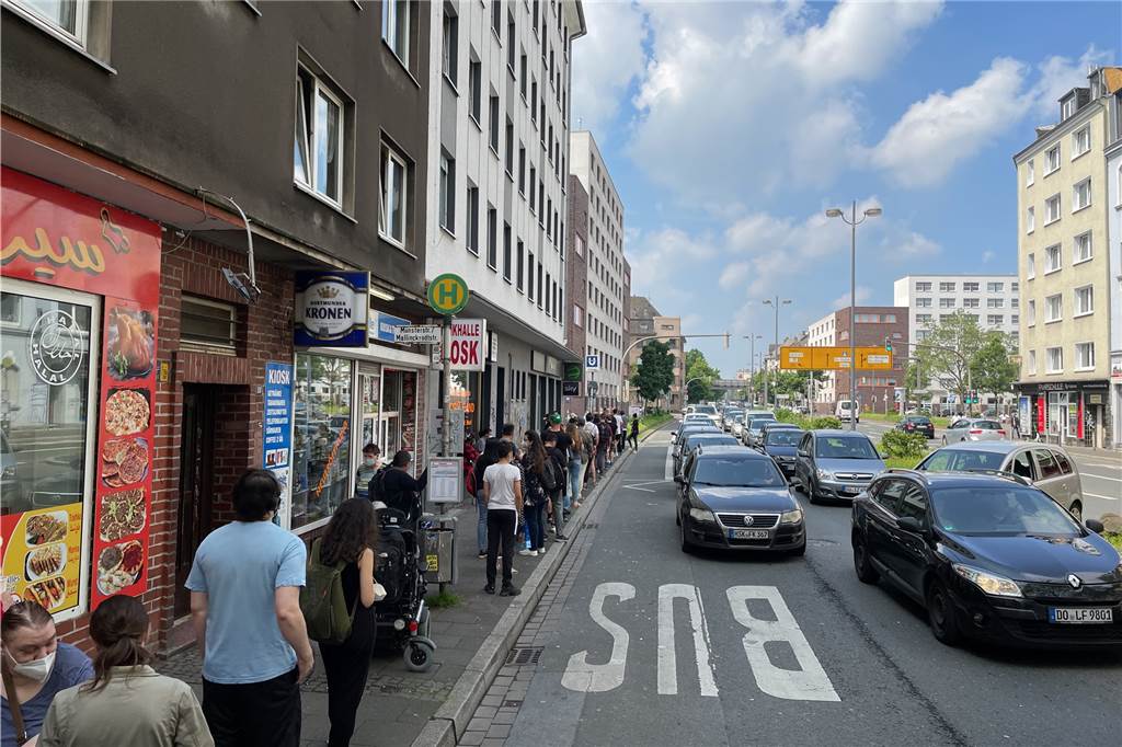 Riesige Warteschlangen bei Sonder-Impfaktion in der Dortmunder Nordstadt Die Warteschlange für die Impfaktion in der Nordstadt reichte bis in die Münster- und Mallinckrodtstraße.