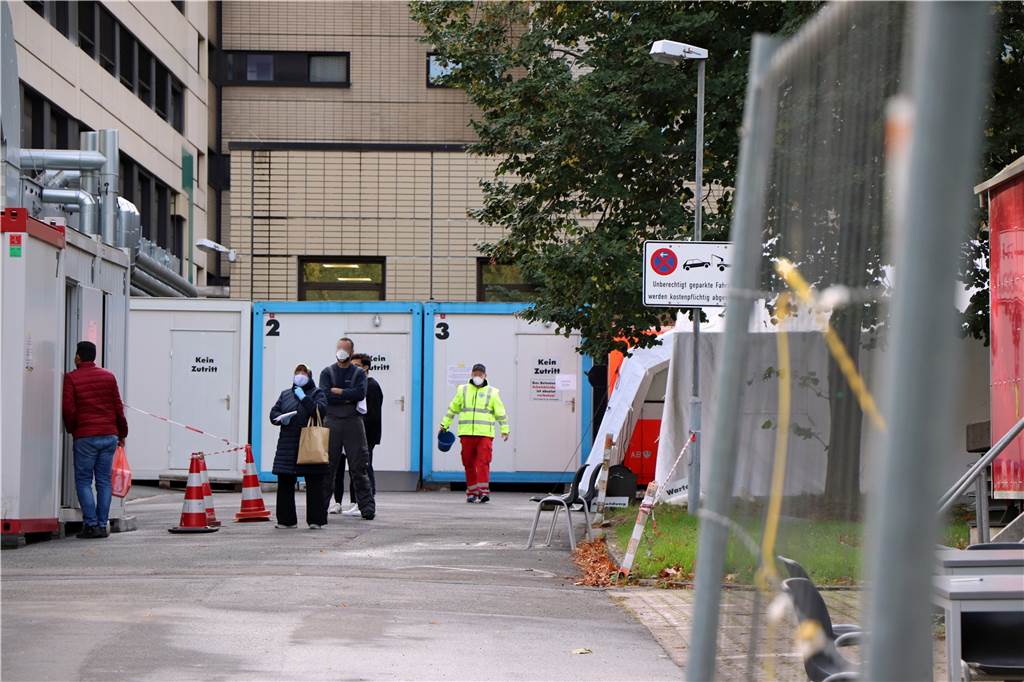 Dortmunder Arzt kritisiert Corona-Teststelle: „Wie ein Flüchtlingslager“ Die Warteschlange vor dem Container, in dem die Corona-Tests gemacht werden.