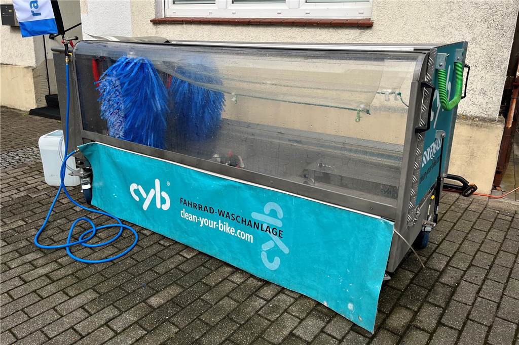 Mobile Waschanlage fährt durch Lünen: In 90 Sekunden zum sauberen Fahrrad Die Wasch-Box braucht keine direkte Verbindung zum Strom.