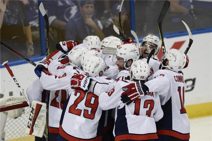 NHL: Washington nach 20 Jahren wieder im Stanley-Cup-Finale Die Washington Capitals feiern den Einzg ins Stanley-Cup-Finale. Foto: Jason Behnken/AP