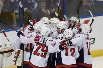 Die Washington Capitals feiern den Einzg ins Stanley-Cup-Finale. Foto: Jason Behnken/AP