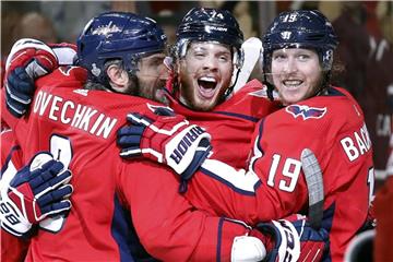Die Washington Capitals feiern den Sieg gegen die Vegas Golden Knights. Foto: Alex Brandon/AP