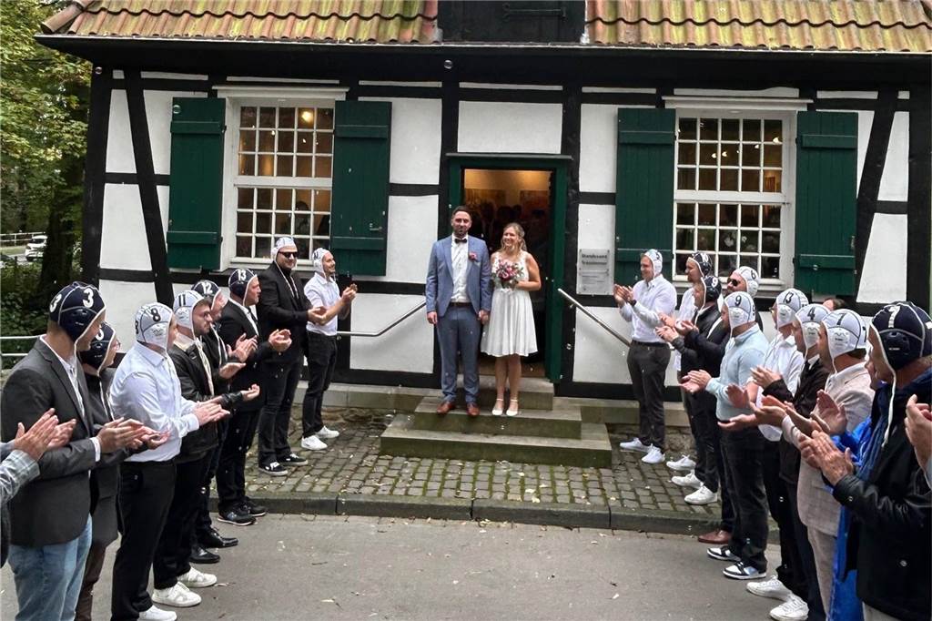 Pascal und Carolin heiraten in der Schlossmühle: Kirchliche Trauung am Ort des Kennenlernes Spalier für das Brautpaar.