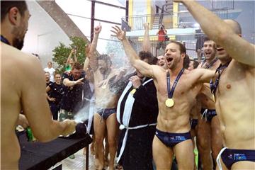 Die Wasserballer von Waspo 98 Hannover feiern den ersten Meistertitel seit 1993. Foto: Florian Petrow