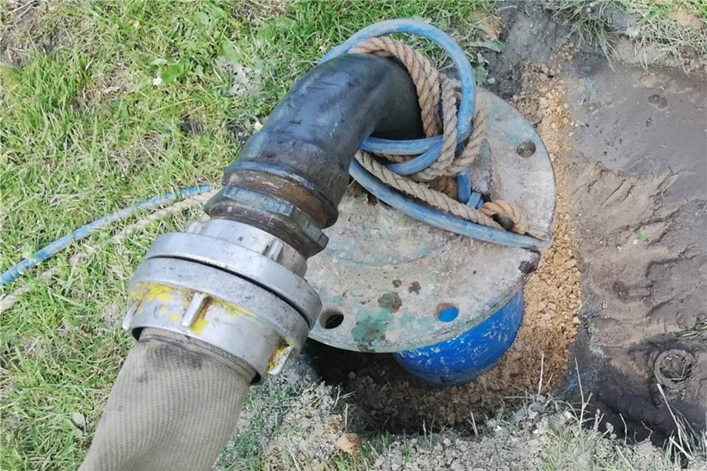 RW Nienborg: Spielfeld Nummer zwei wird in Schuss gebracht Die Wasserleistung der neuen Pumpe soll 27 Kubikmeter pro Stunde betragen.