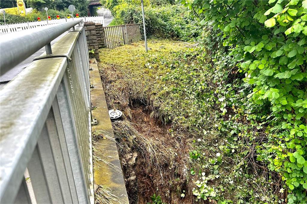 Wassermassen heben Fahrbahn an: Grotenbachstraße nach Unwetter gesperrt Rüpingsbach, Grotenbachstraße, Dortmund-Hombruch