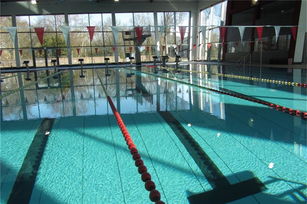 Hier kommen Sie zum Zug: 9 beliebte Sportbäder in NRW blick auf die bahnen im schwimmbad thurmfeld