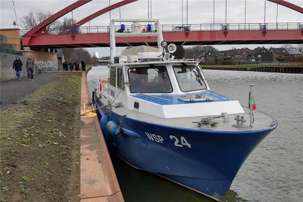 Polizei-Taucher stochern im Dunkeln auf der Suche nach der Tatwaffe der Tankstellen-Räuber Die Wasserschutzpolizei beobachtet beim Einsatz den Schiffsverkehr.