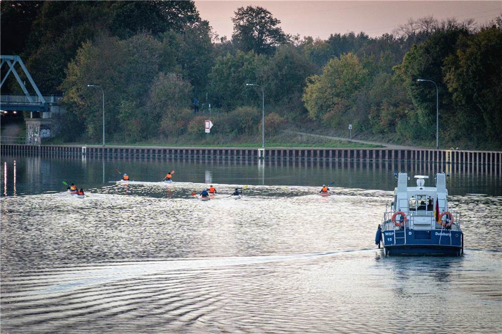 Aktivisten blockierten Flaesheimer Schleuse und legten Schiffsverkehr lahm Die Wasserschutzpolizei Dorsten begleitete die Kajakfahrer bis zur Anlegestelle.
