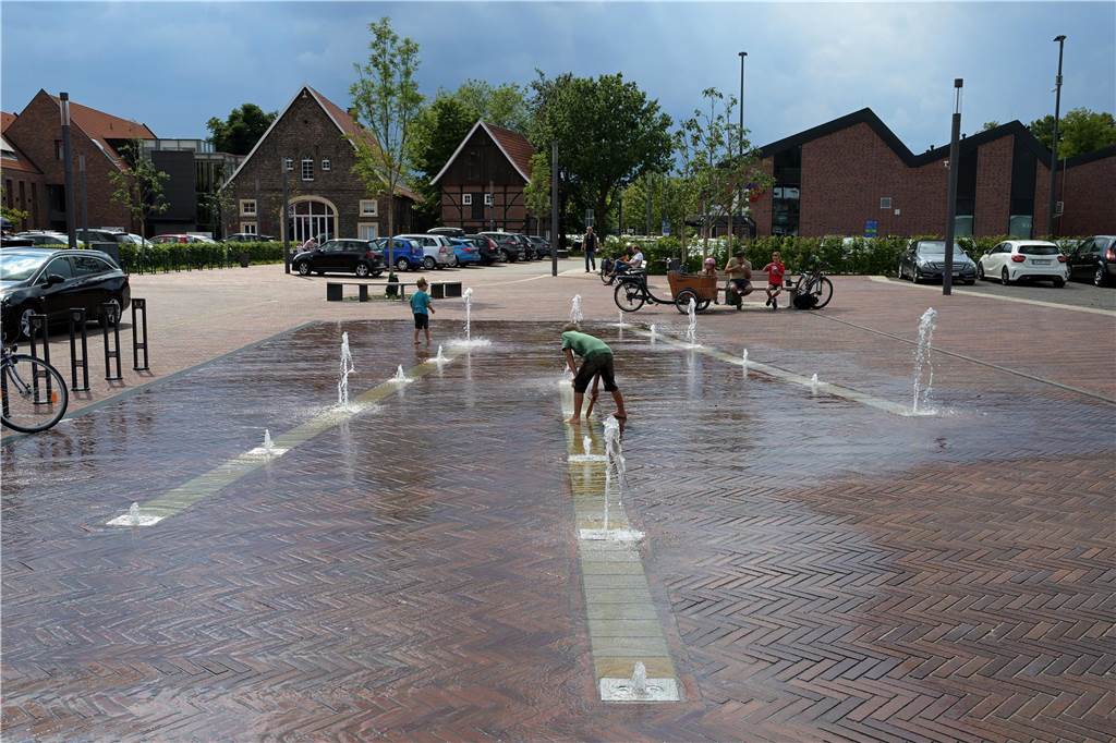 Vandalismus an Trinkwasserbrunnen: „Hat sich jemand viel Mühe gemacht“ Die Wasserspiele auf dem Eschenplatz hingegen sprudeln nur so vor Wasser.